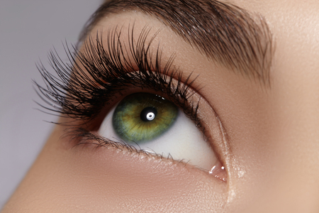 Eyelash Strips Vs. Eyelash Extensions